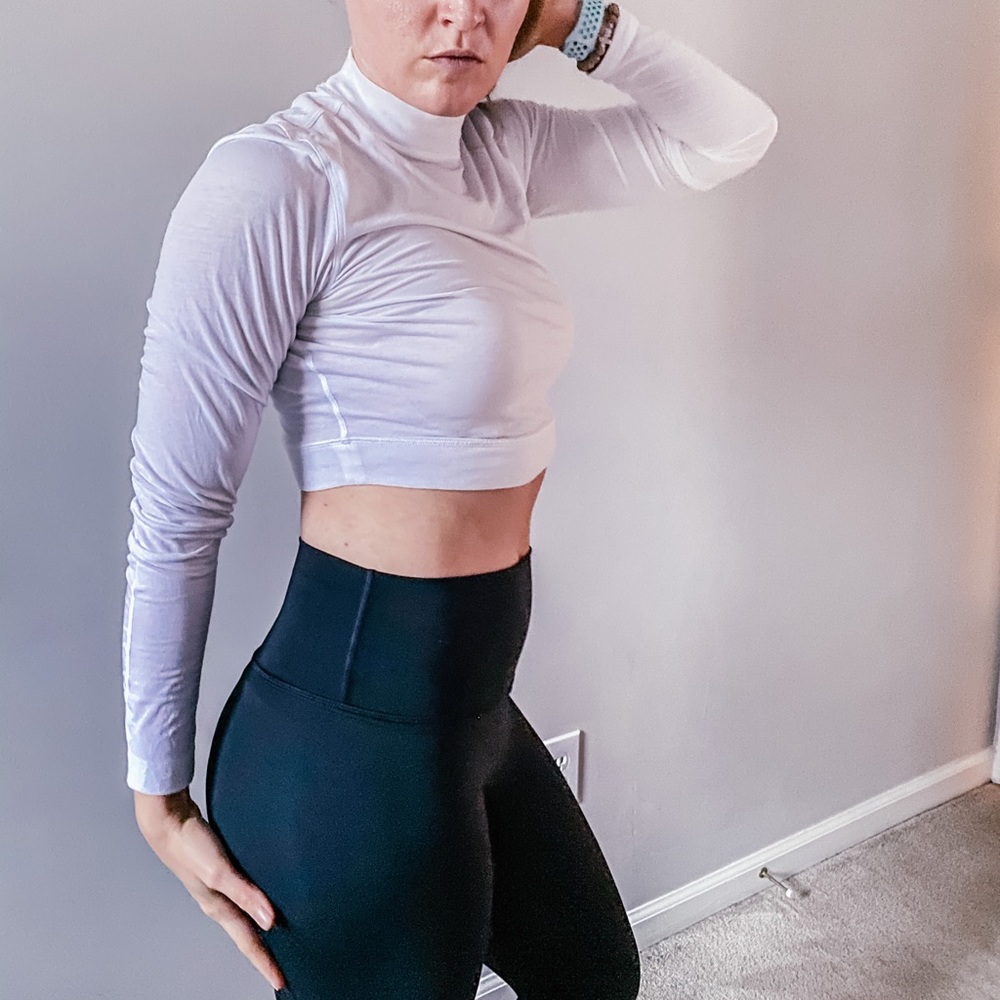 WHITE LULULEMON LONG SLEEVE CROP TOP